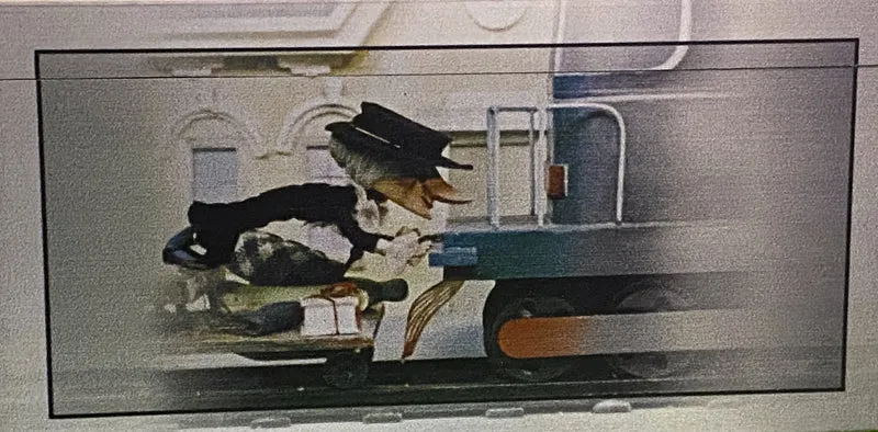 Chapeau- Chlaque, altes Weiblein fährt mit der Draisine, AtlasArt