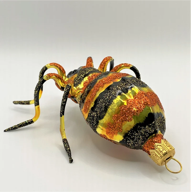 Spinne mit orangen und schwarzen Streifen