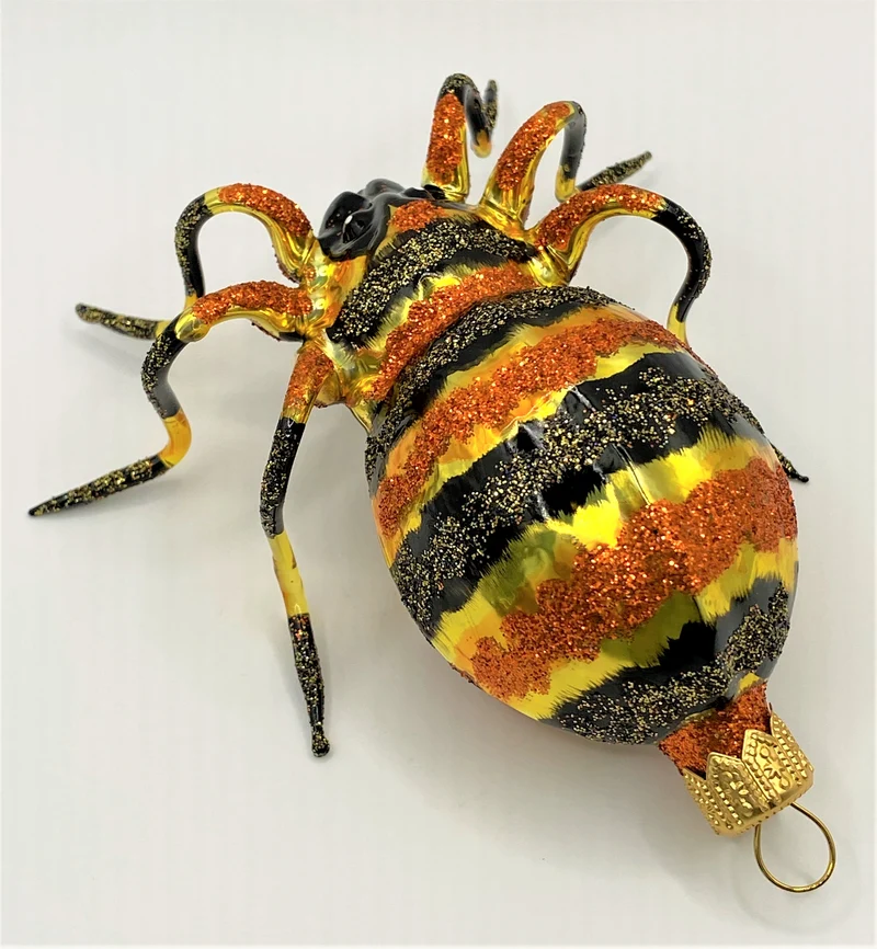 Spinne mit orangen und schwarzen Streifen