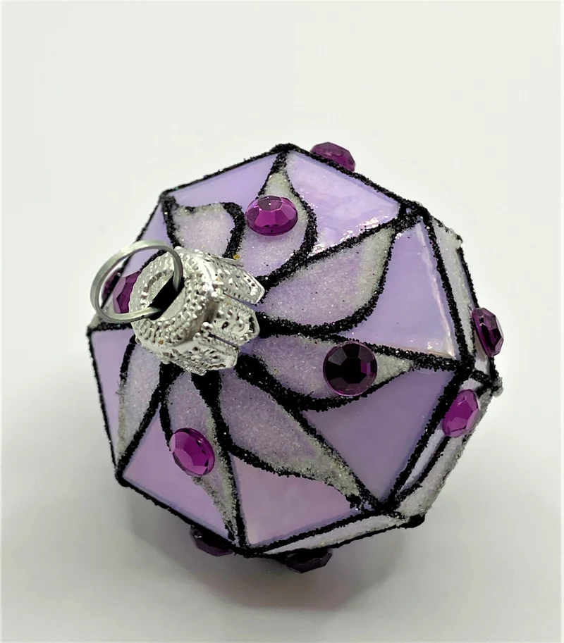 Lilafarbenes Kreisel-Ornament mit violetten Schmucksteinen