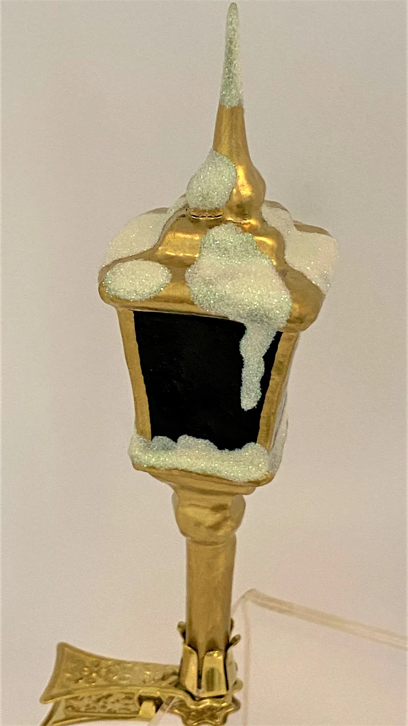 Goldene Laterne mit Schnee auf Clip