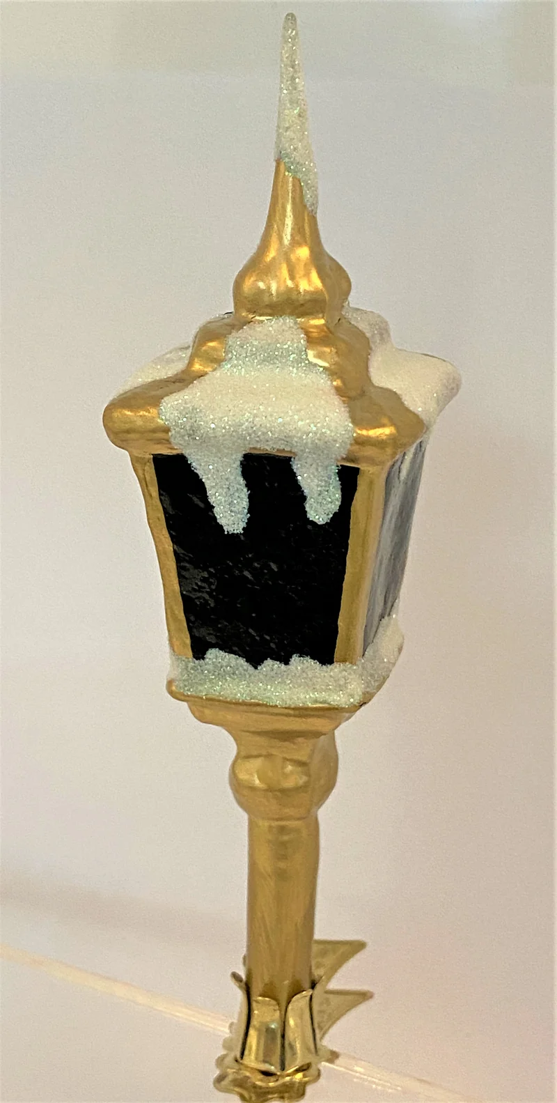 Goldene Laterne mit Schnee auf Clip