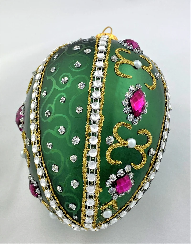 Faberge-Ei dunkelgrün mit weissen und violetten Strass-Steinen