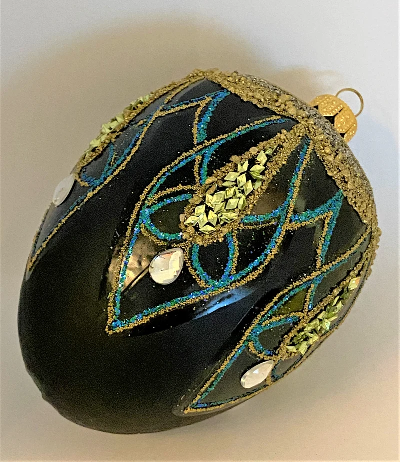 Ei-Form dunkelblau mit goldenem und blauem Glitterdekor und Strasssteinchen in Tropfenform