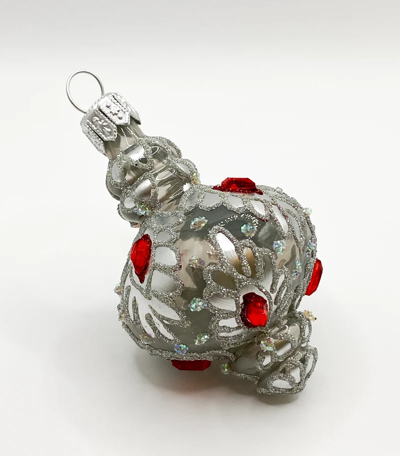 Silbernes transparentes, orientalisches Ornament mit roten Schmucksteinen
