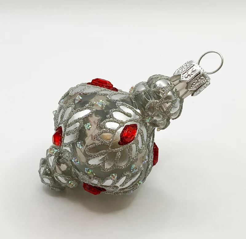 Silbernes transparentes, orientalisches Ornament mit roten Schmucksteinen
