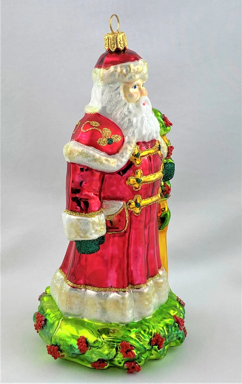 Weihnachtsmann im roten Mantel mit schönem Cape