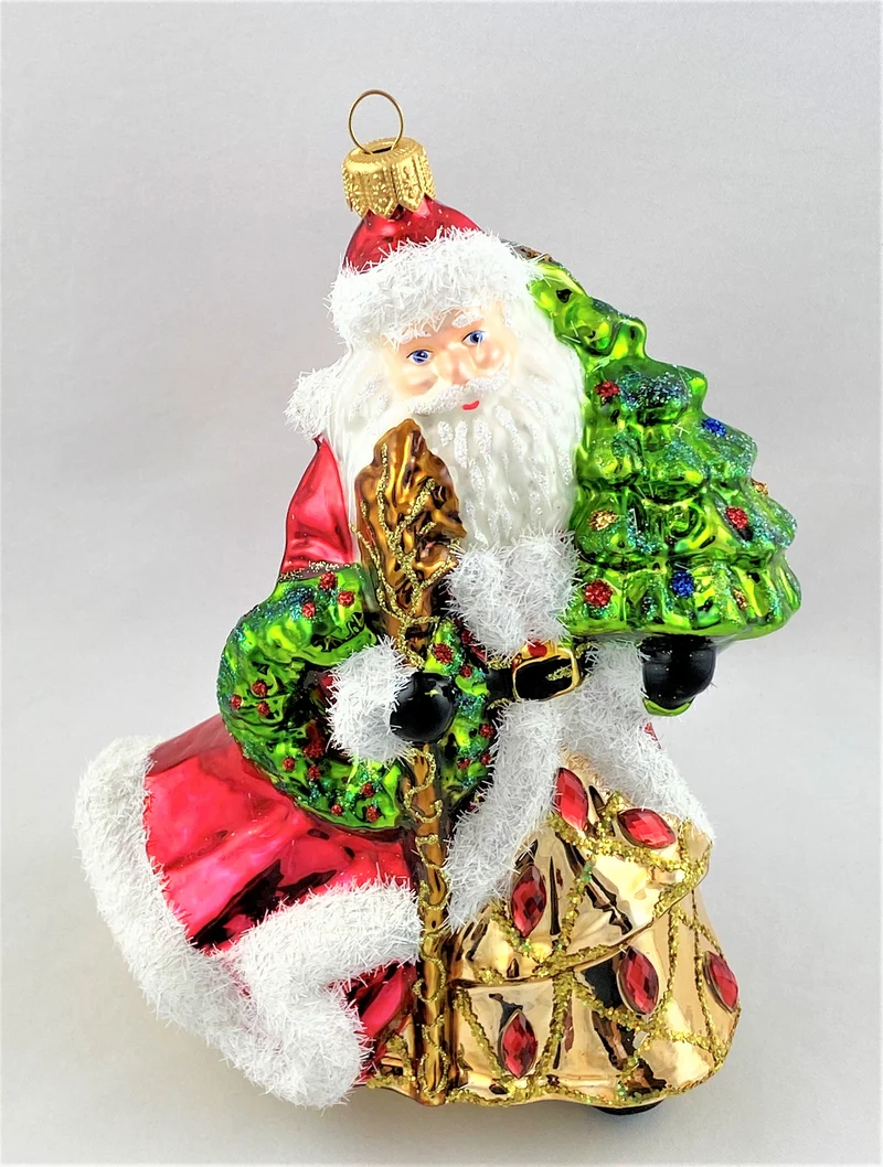 Der Weihnachtsmann im edlen Gewand bringt den Christbaum