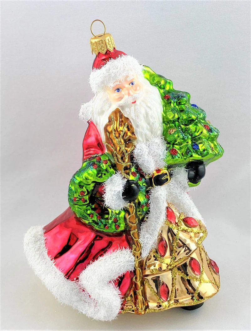 Der Weihnachtsmann im edlen Gewand bringt den Christbaum