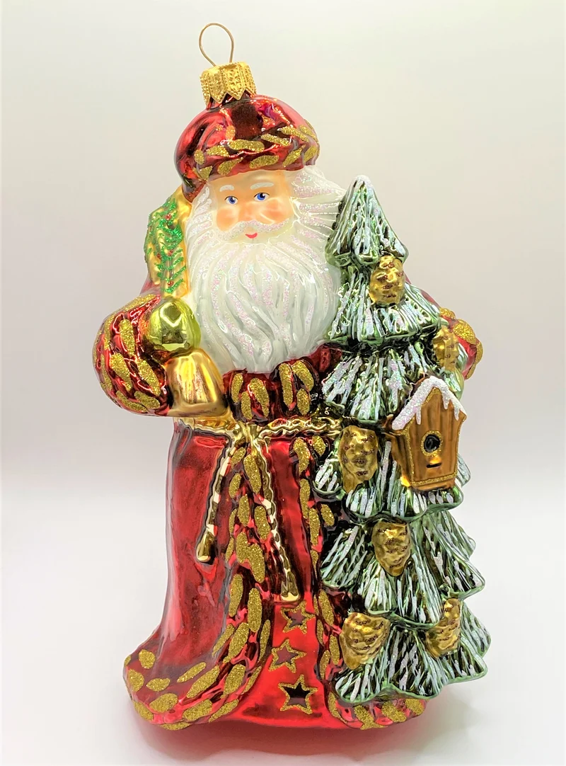 Der Weihnachtsmann kommt mit den Geschenken aus dem tiefen Wald