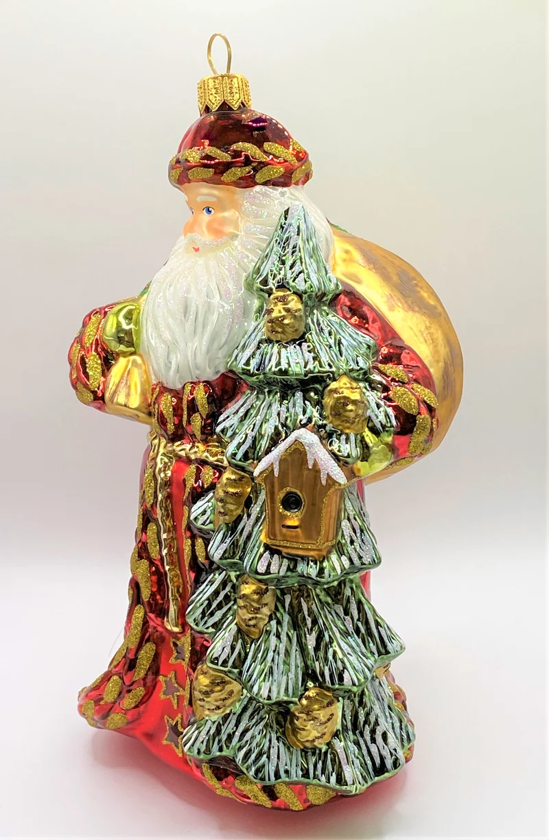 Der Weihnachtsmann kommt mit den Geschenken aus dem tiefen Wald