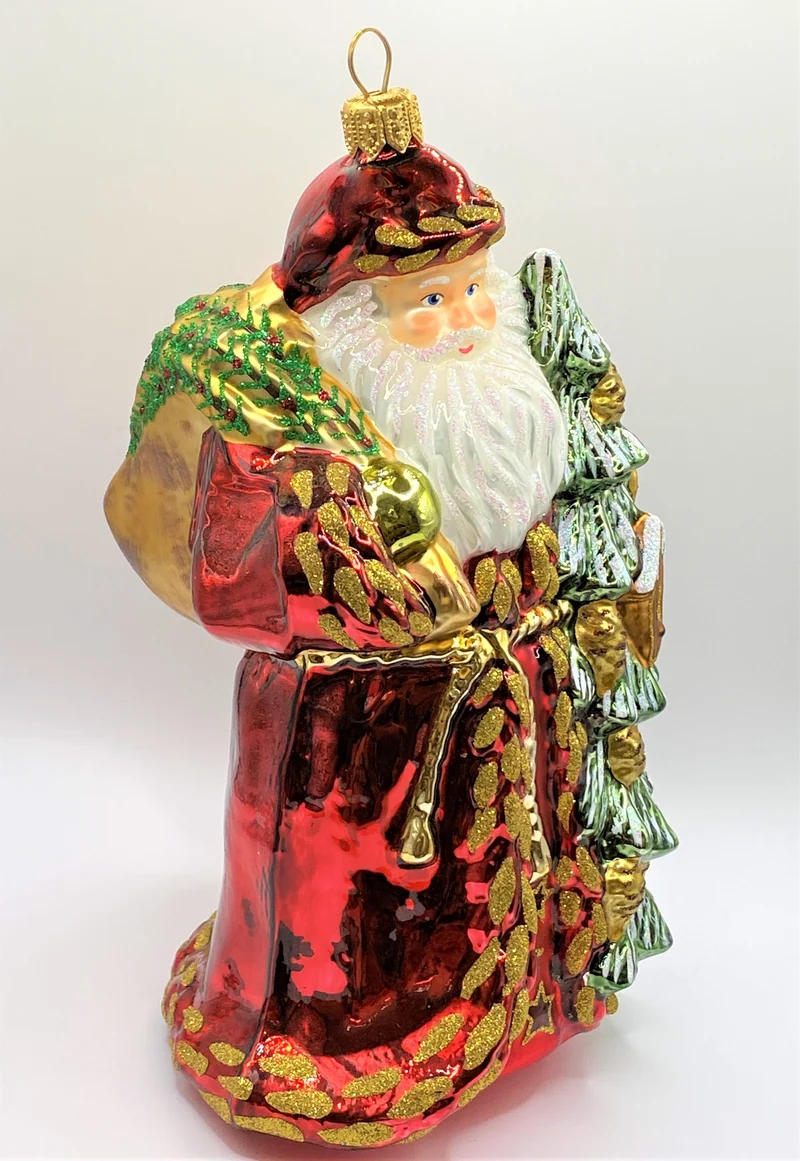 Der Weihnachtsmann kommt mit den Geschenken aus dem tiefen Wald
