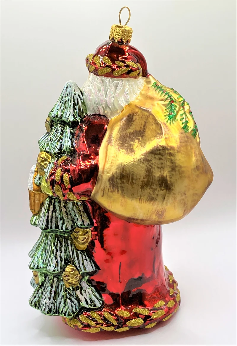 Der Weihnachtsmann kommt mit den Geschenken aus dem tiefen Wald