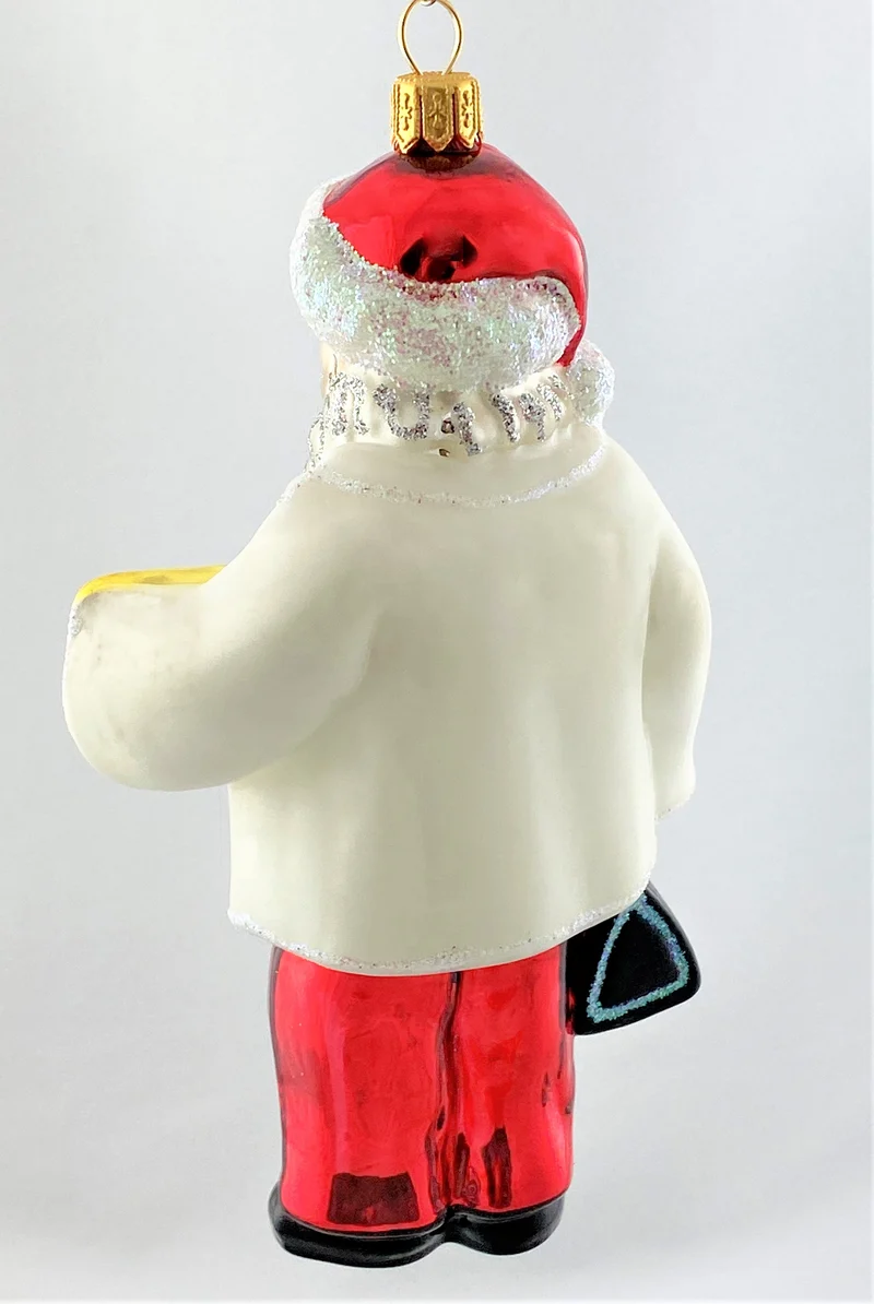 Santa Claus mit schwarzem Arztkoffer und Stethoskop