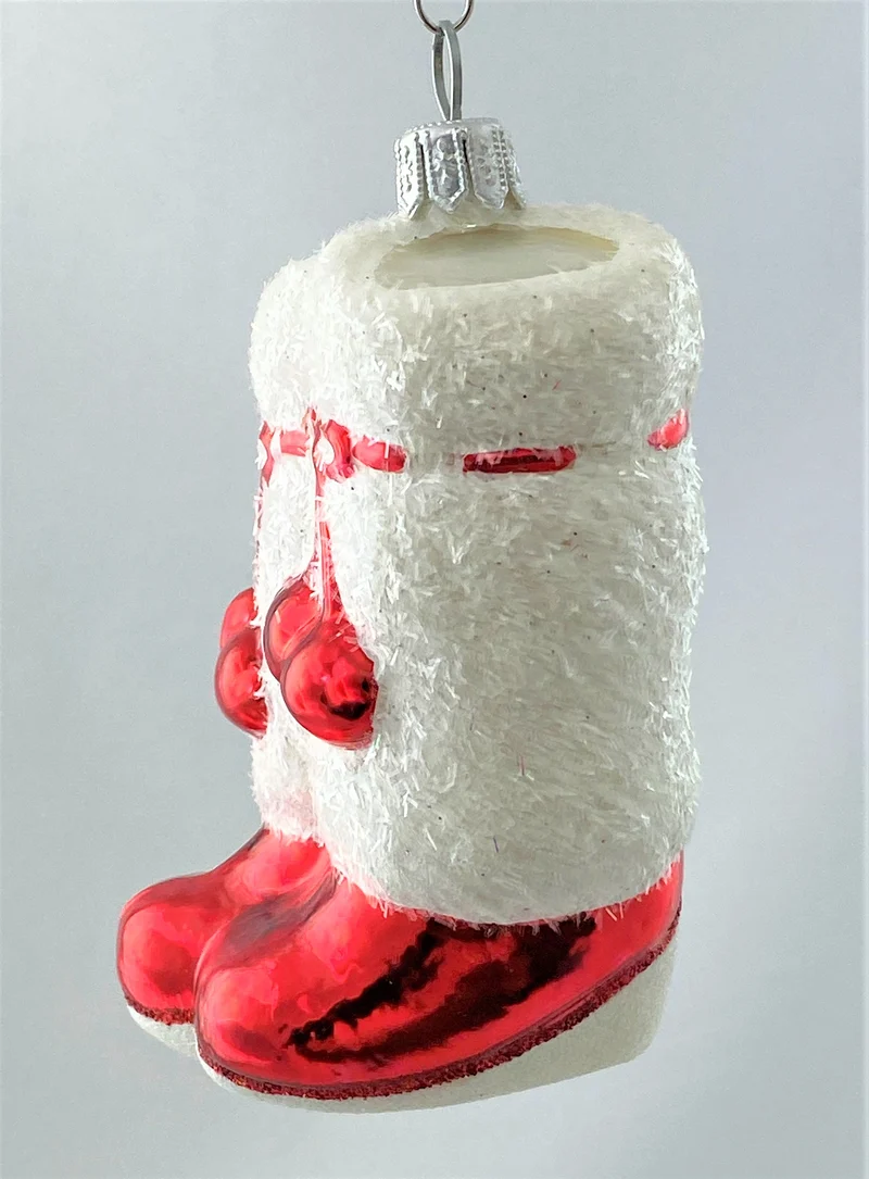 Hübsche Winterstiefel mit roten Bommeln