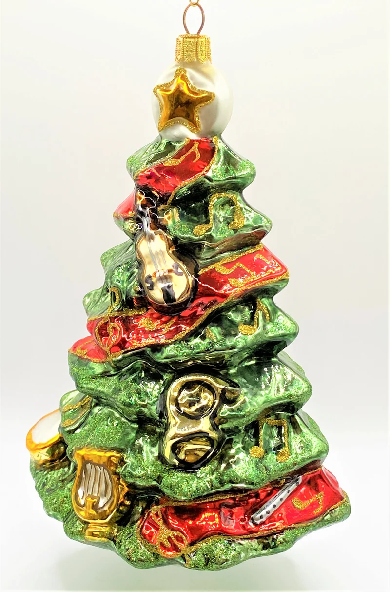 Weihnachtsbaum mit Instrumenten und Musiknoten geschmückt