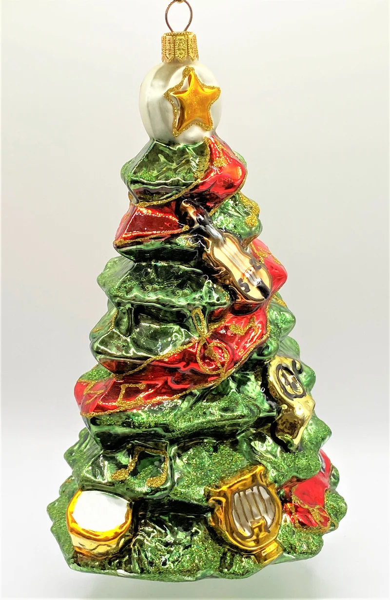 Weihnachtsbaum mit Instrumenten und Musiknoten geschmückt