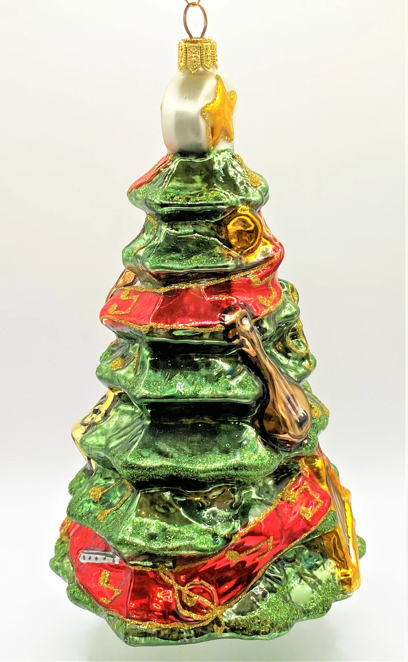 Weihnachtsbaum mit Instrumenten und Musiknoten geschmückt