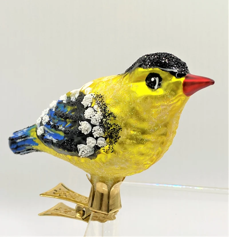 Gelber Vogel mit rotem Schnabel