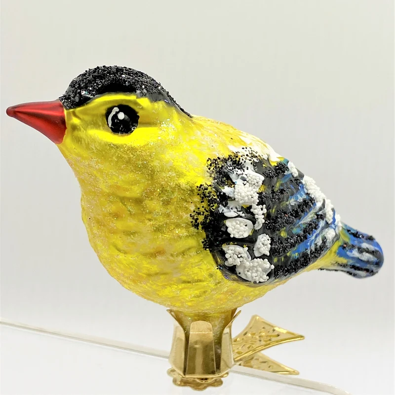 Gelber Vogel mit rotem Schnabel