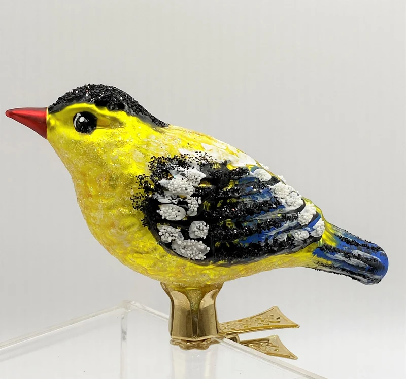 Gelber Vogel mit rotem Schnabel