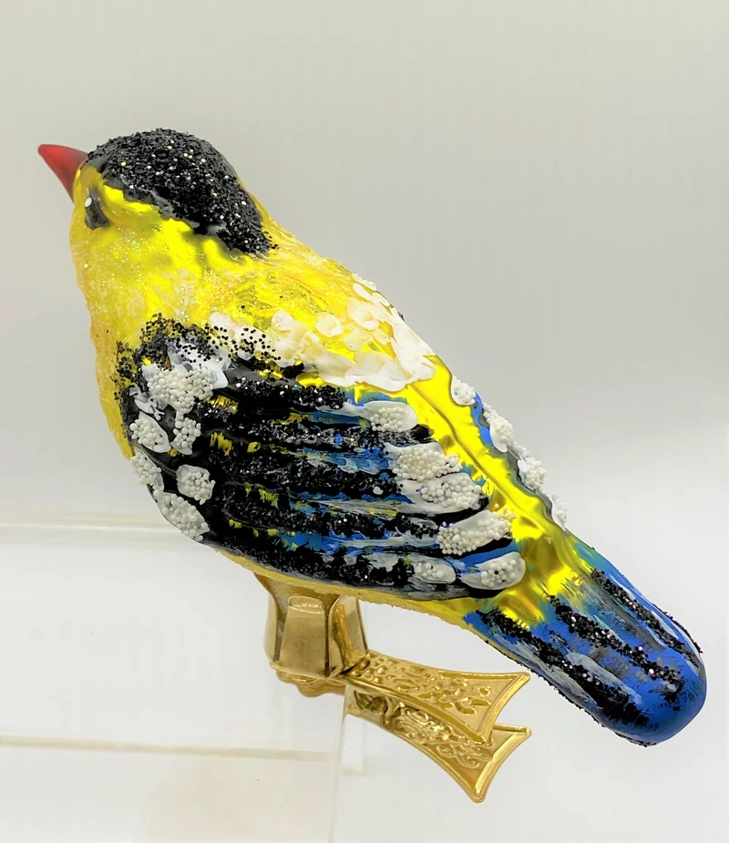 Gelber Vogel mit rotem Schnabel