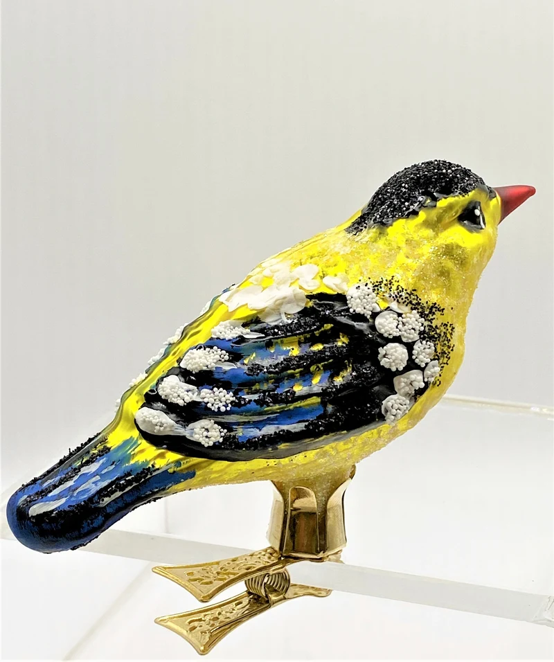 Gelber Vogel mit rotem Schnabel