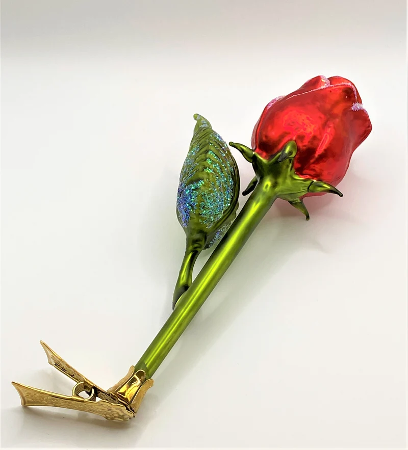 Rote Rose mit Blatt auf Clip