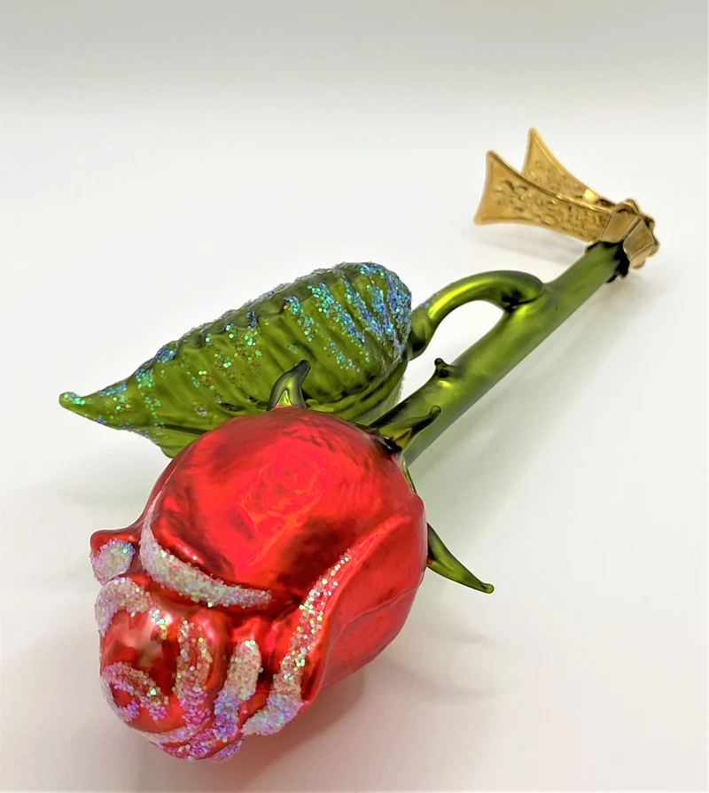Rote Rose mit Blatt auf Clip