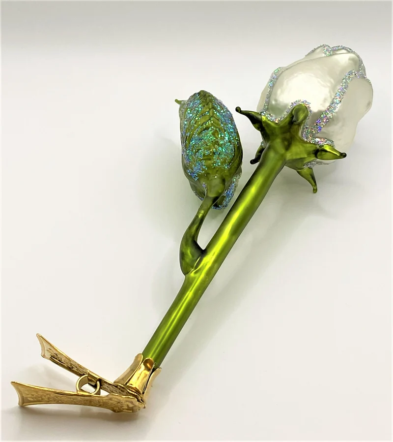 Weisse Rose mit Blatt auf Clip