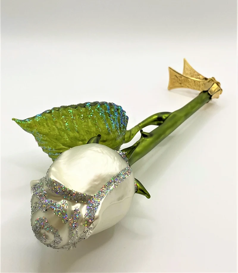 Weisse Rose mit Blatt auf Clip