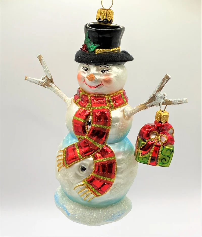 Schneemann mit rotem Schal und Hut und Geschenk