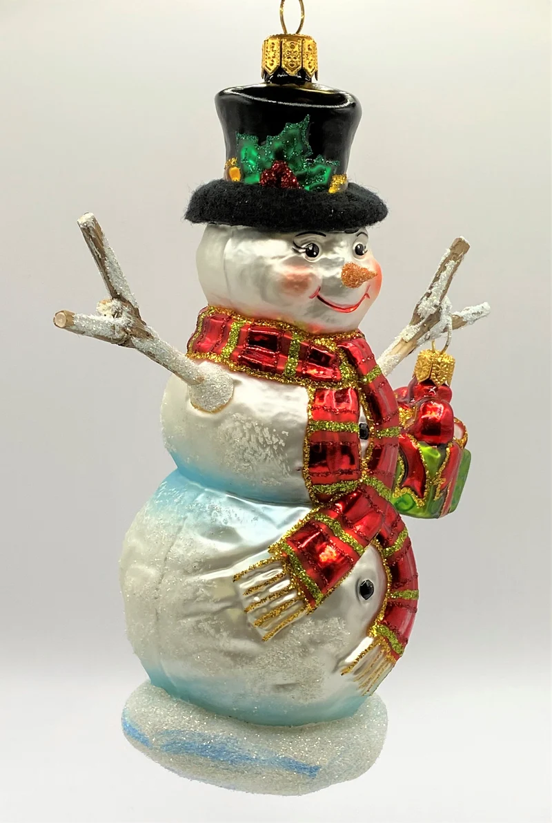 Schneemann mit rotem Schal und Hut und Geschenk