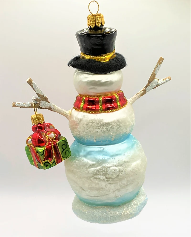 Schneemann mit rotem Schal und Hut und Geschenk