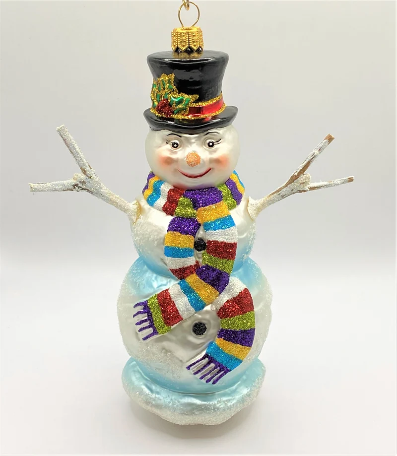 Schneemann mit buntem Schal und Hut