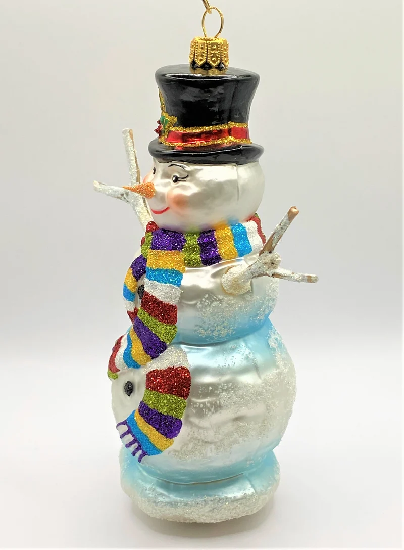 Schneemann mit buntem Schal und Hut