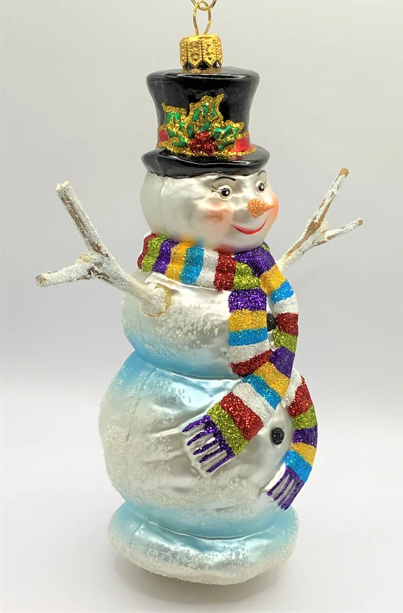 Schneemann mit buntem Schal und Hut