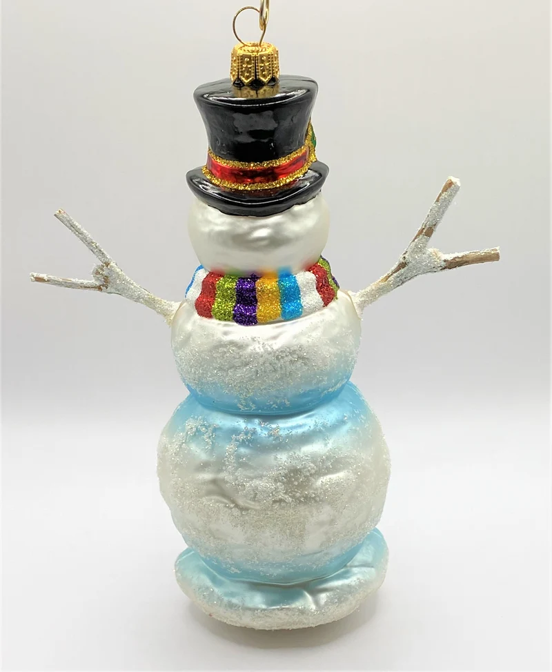 Schneemann mit buntem Schal und Hut
