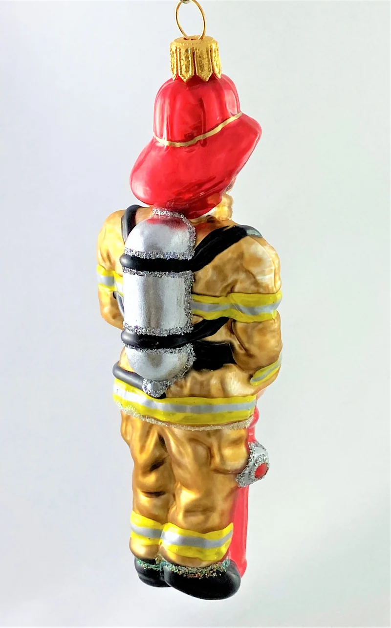 Feuerwehrmann mit Sauerstoffgerät, braunes Gewand