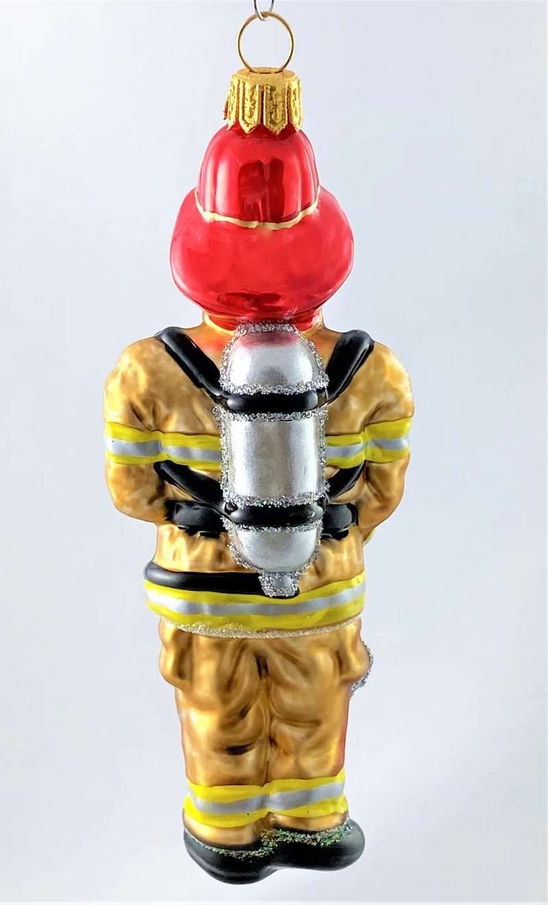 Feuerwehrmann mit Sauerstoffgerät, braunes Gewand