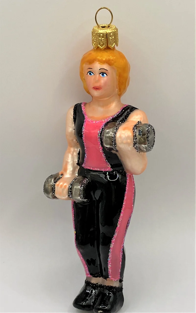 Fitnesstrainerin mit Hanteln