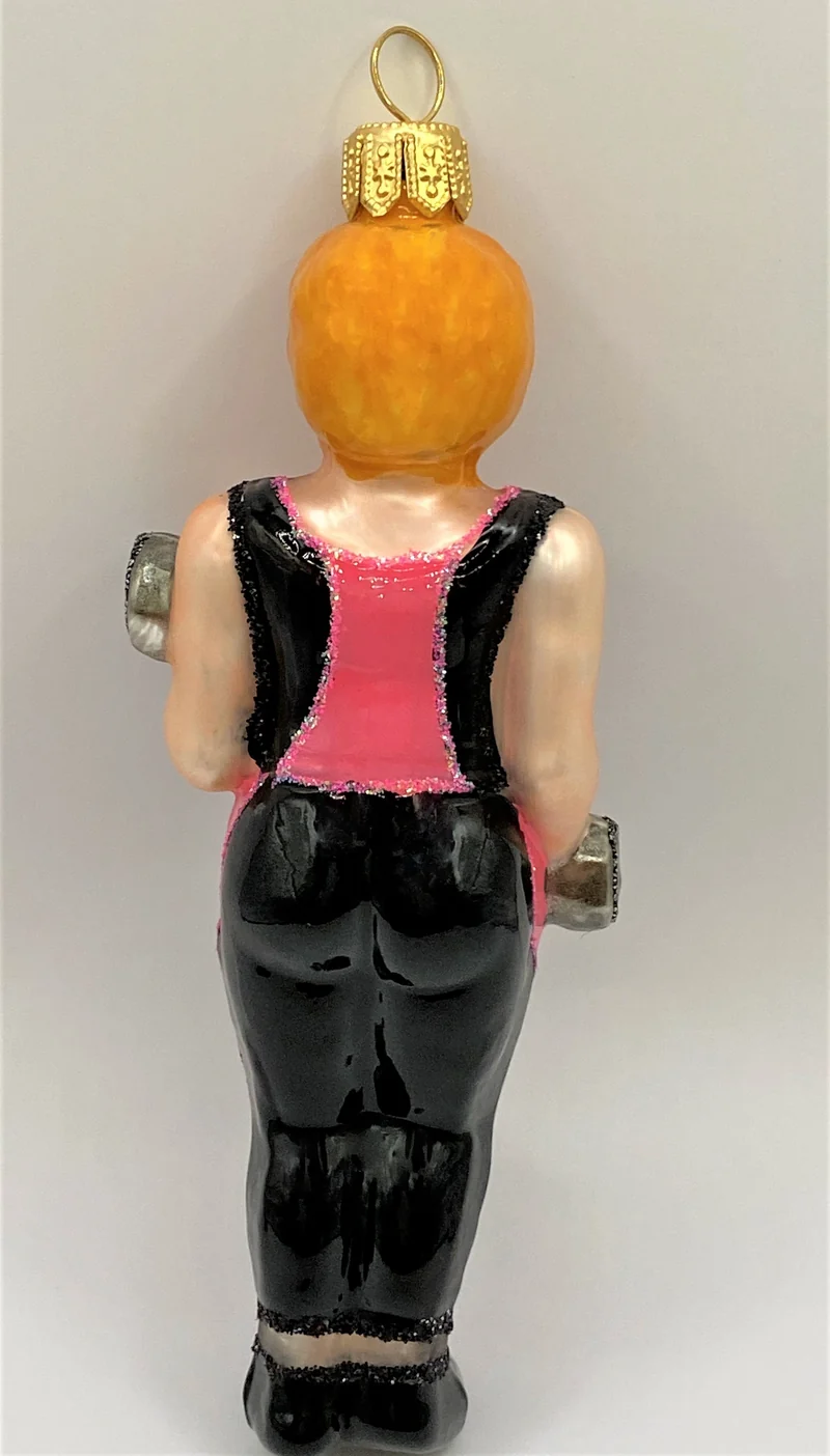 Fitnesstrainerin mit Hanteln