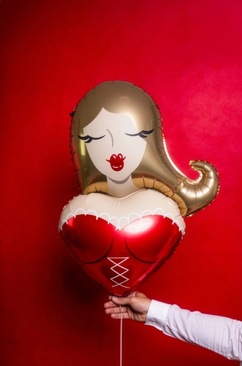 Roter, gelber und weißer Folienballon „Mädchen“, leer, 74 cm