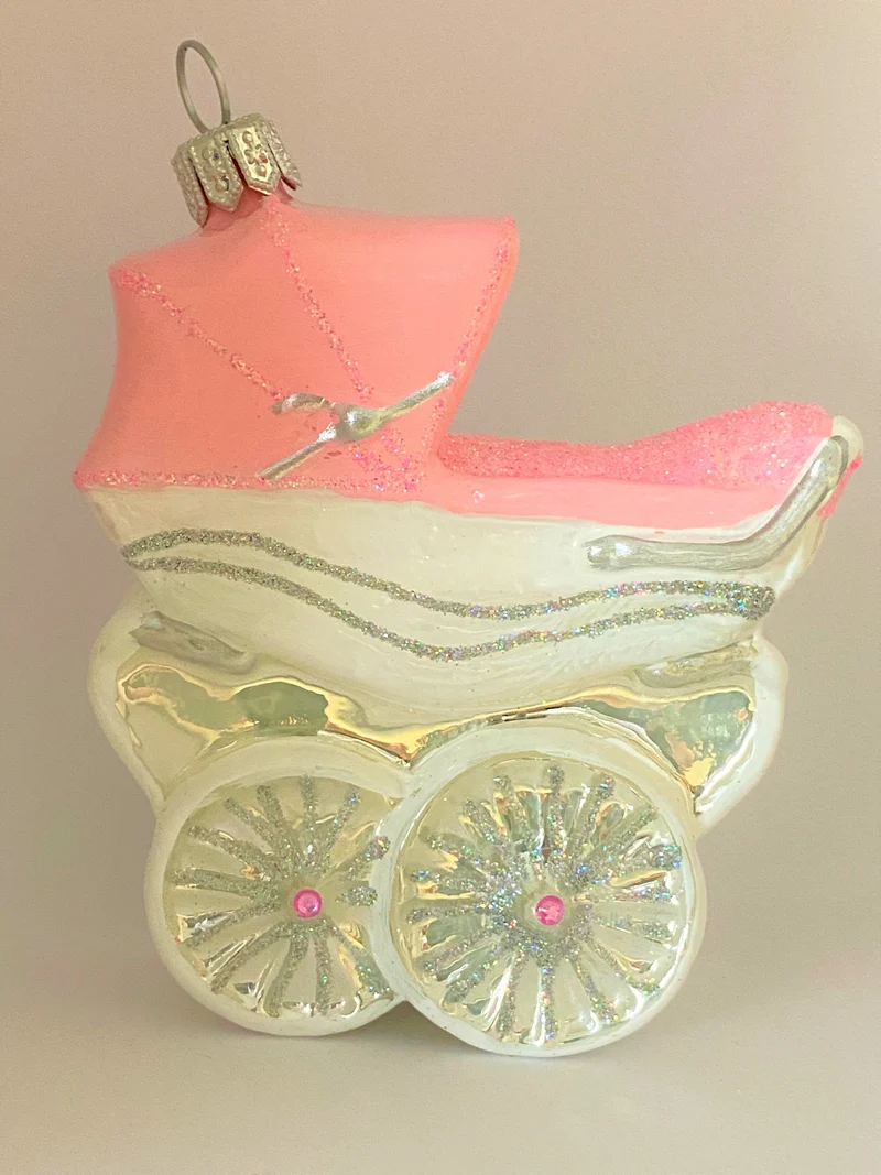 Nostalgischer Kinderwagen, rosa