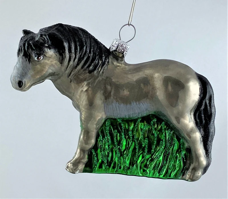 Graues Pferd im Gras