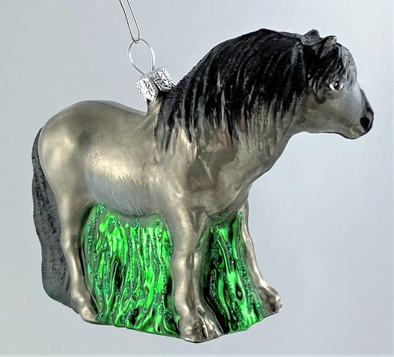 Graues Pferd im Gras