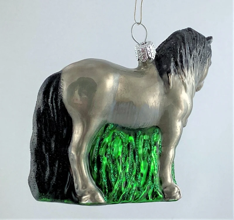 Graues Pferd im Gras
