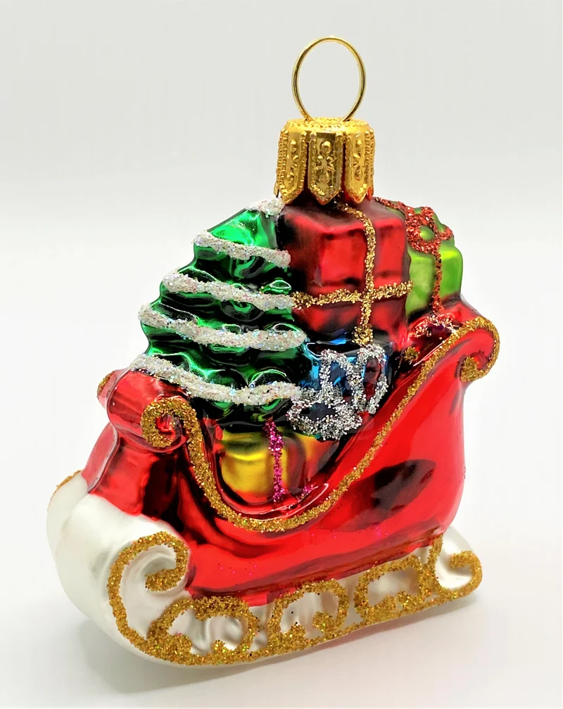 Kleiner Weihnachtsbaum im roten Schlitten