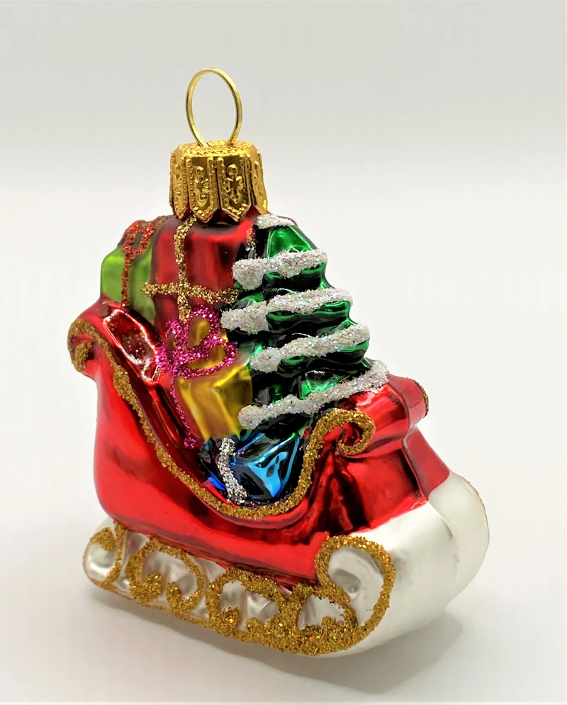 Kleiner Weihnachtsbaum im roten Schlitten
