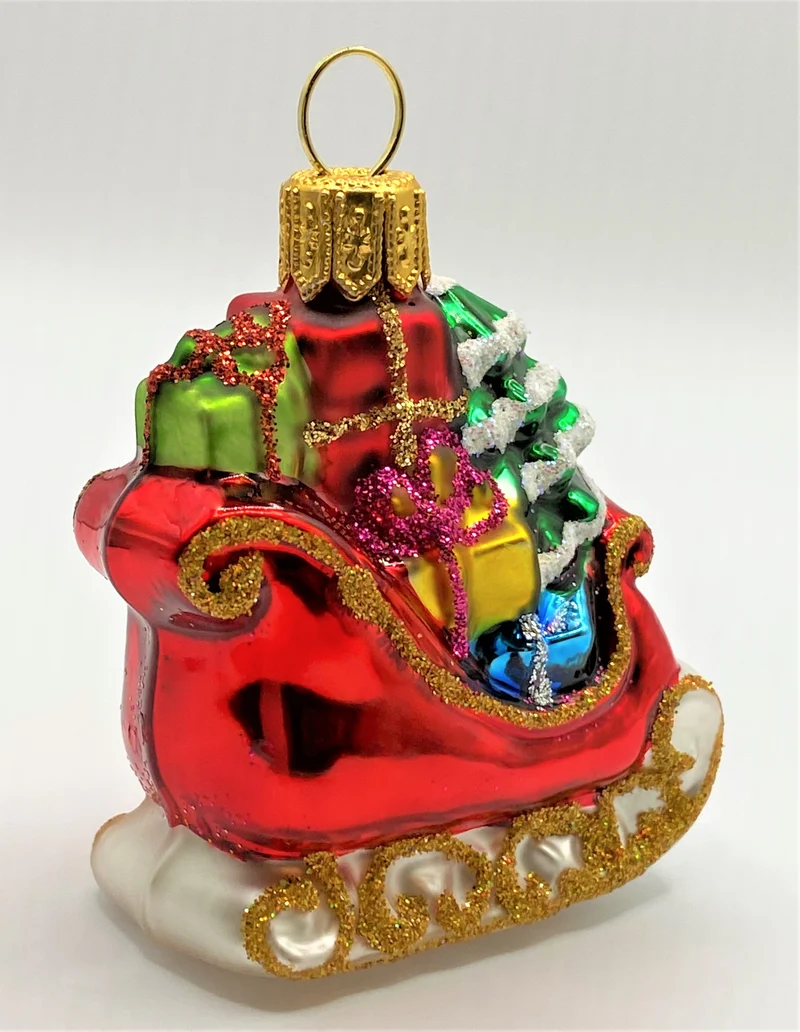 Kleiner Weihnachtsbaum im roten Schlitten